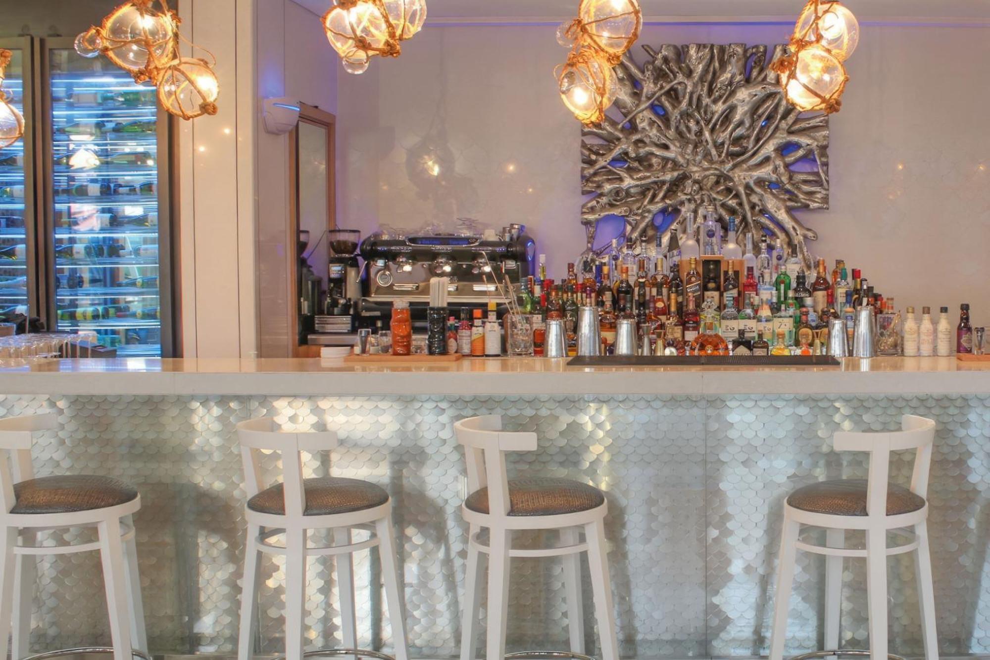The St. Regis Abu Dhabi Hotel Exterior foto The bar at the 100 Queen's Gate