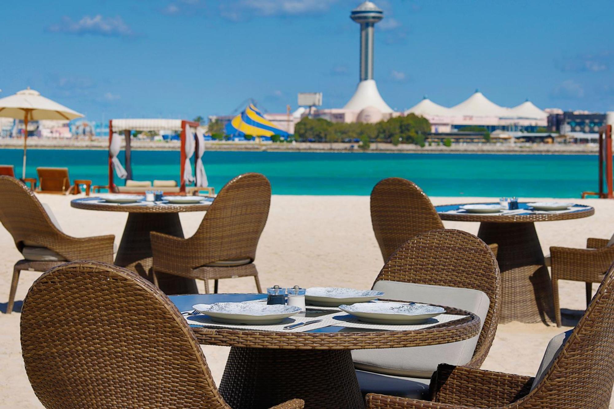 The St. Regis Abu Dhabi Hotel Exterior foto The beach at the Jumeirah Beach Hotel