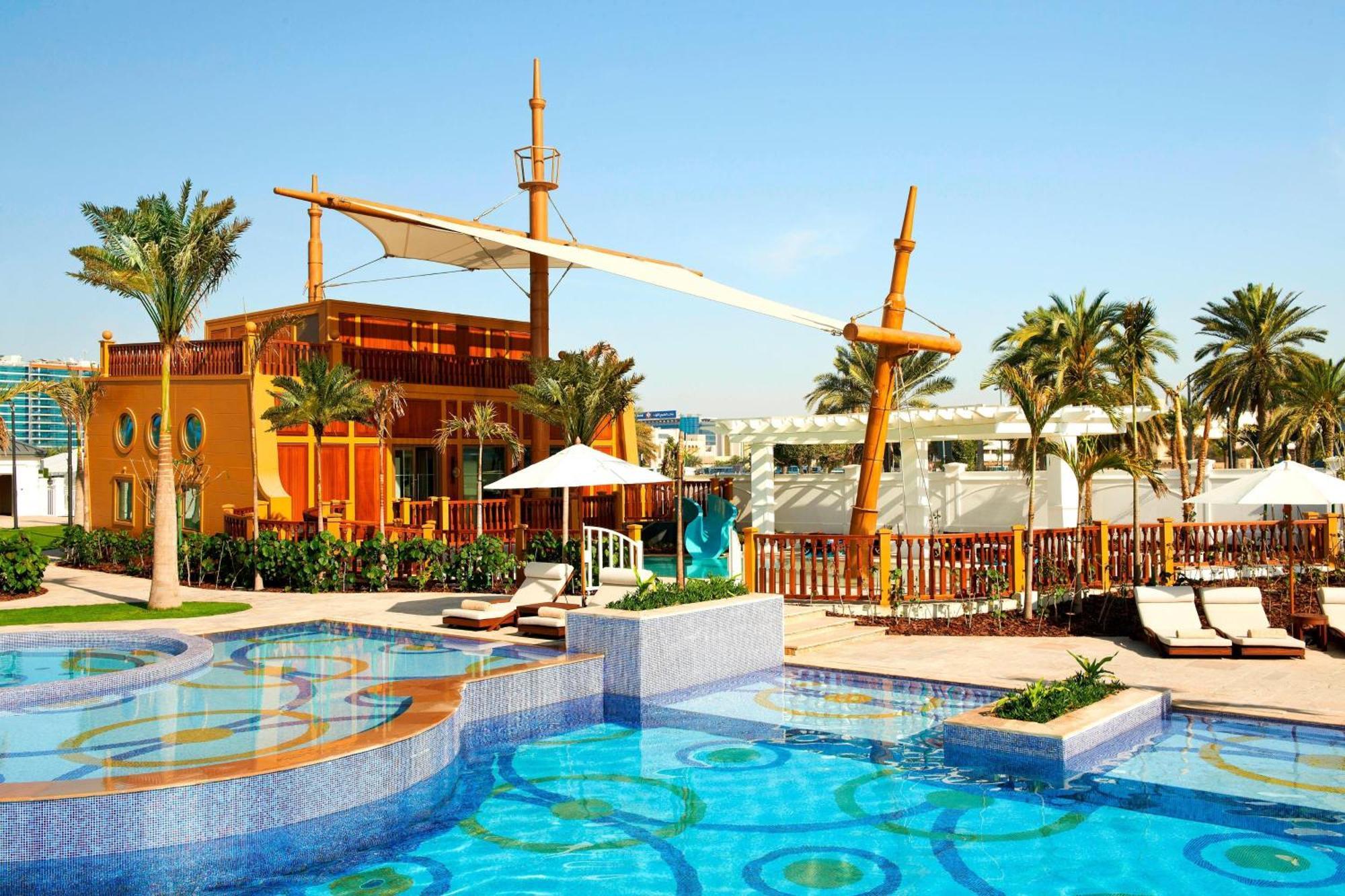 The St. Regis Abu Dhabi Hotel Exterior foto The swimming pool at the resort