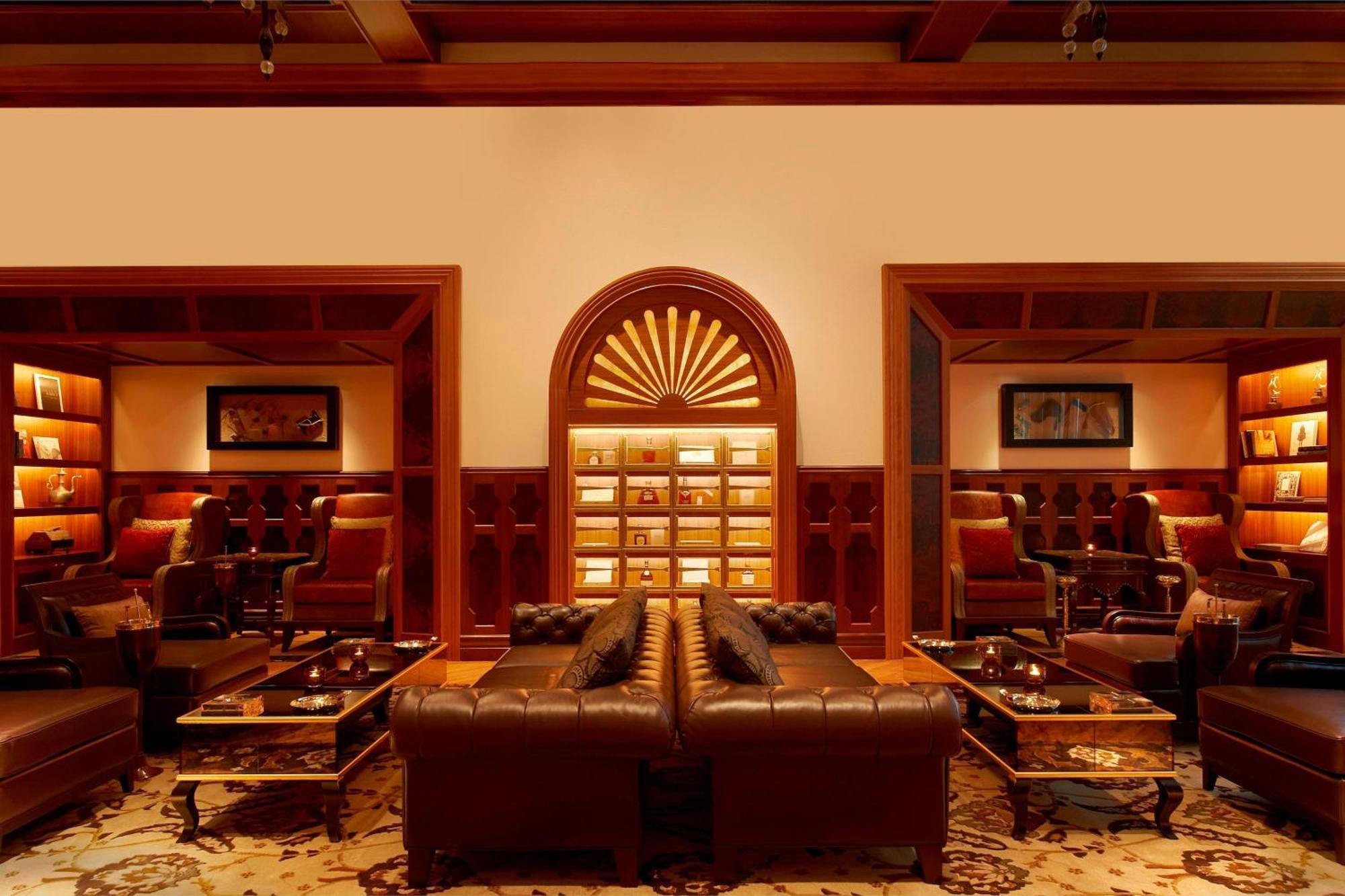 The St. Regis Abu Dhabi Hotel Exterior foto Interior of a PF. Chang's in Scottsdale, Arizona