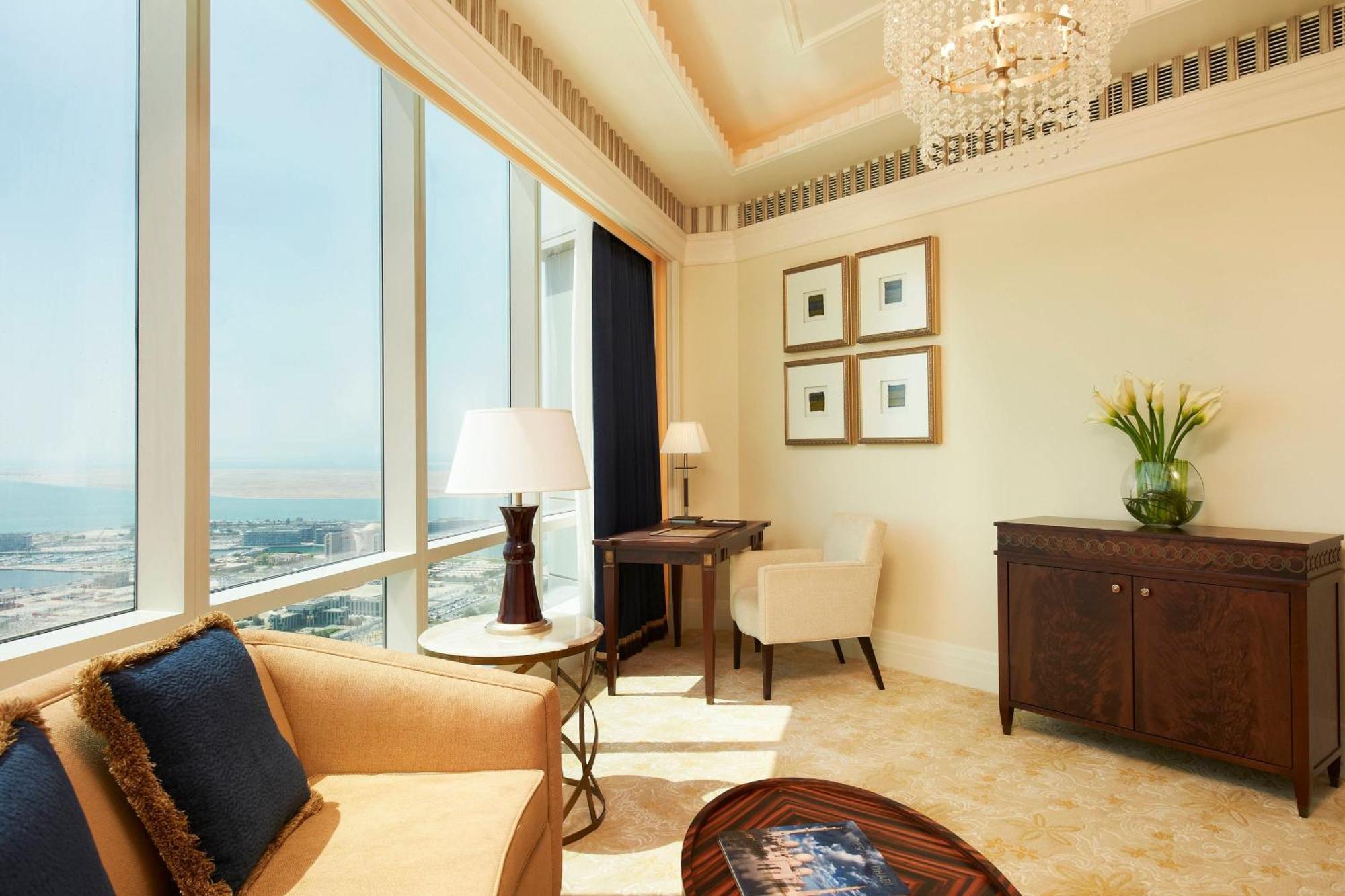 The St. Regis Abu Dhabi Hotel Exterior foto A living room in a suite at the Atlantis, The Palm
