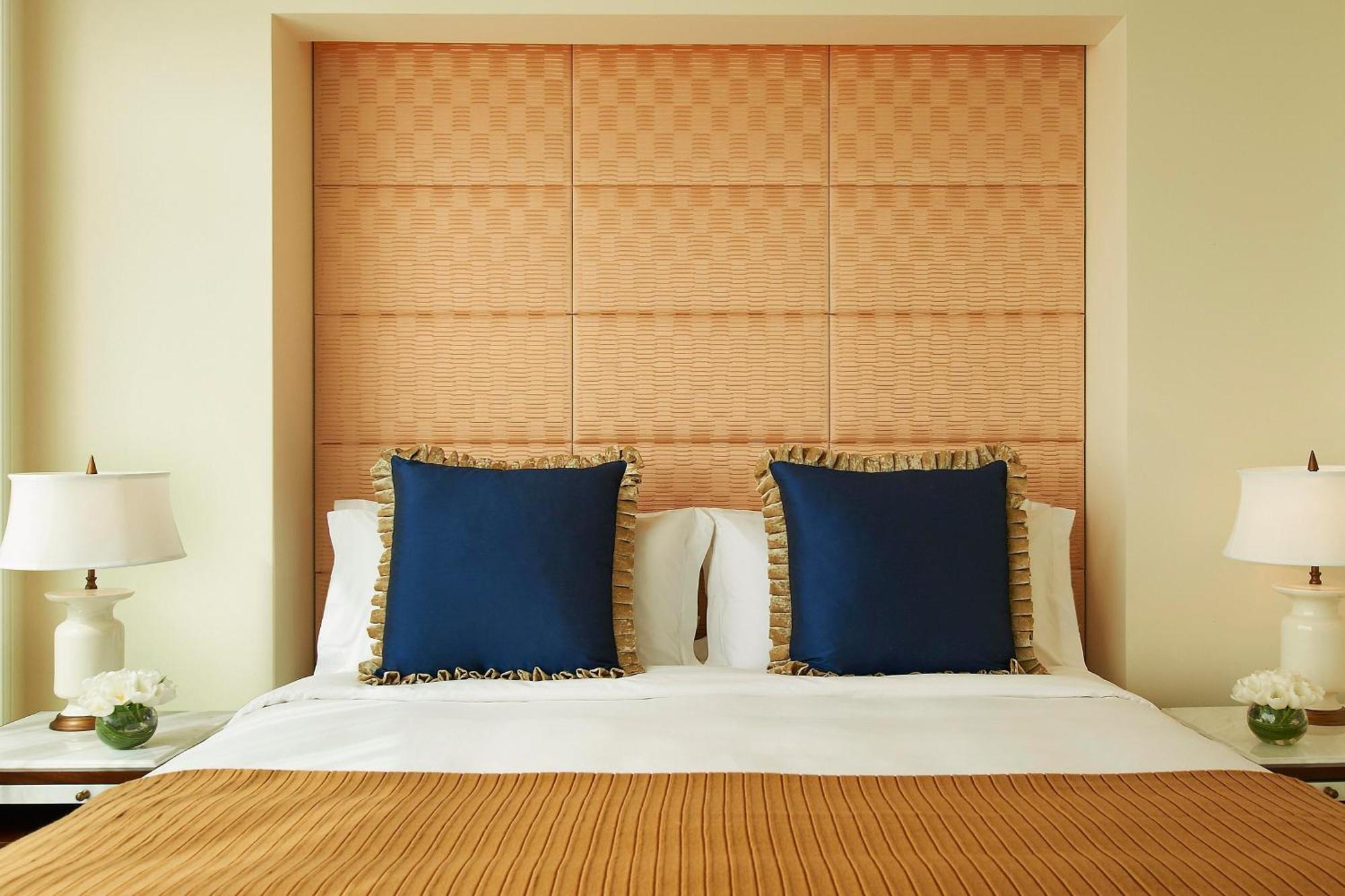The St. Regis Abu Dhabi Hotel Exterior foto A bed with a headboard
